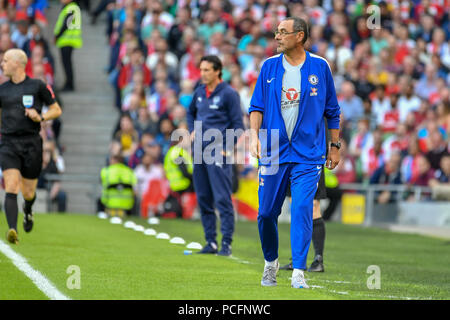 Dublin, Irlande. 1er août 2018. Gestionnaire de Chelsea Maurizio Sarri pas la ligne de touche au cours de l'Arsenal Chelsea v Coupe des Champions internationaux dans Aviva Stadium. Crédit : Ben Ryan/SOPA Images/ZUMA/Alamy Fil Live News Banque D'Images
