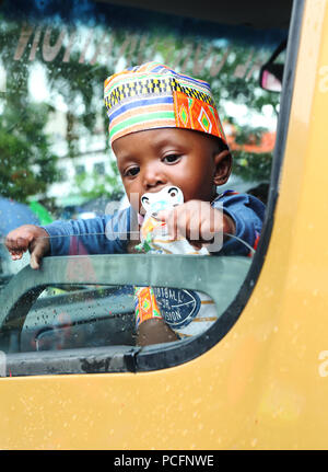 Port of Spain, Trinité-et-Tobago. 1er août 2018. Un enfant observe danseurs dans la rue au cours de l'assemblée le jour de l'Émancipation respect procession de la place de l'indépendance à l'Émancipation Lidj Yasu Omowale Village dans le Queen's Park Savannah le 1 août 2018 à Port of Spain, Trinidad. (Photo par Sean Drakes/Alamy Live News) Banque D'Images