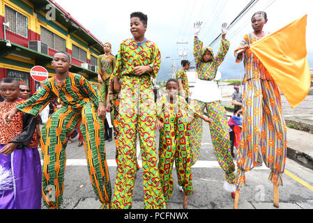 Port of Spain, Trinité-et-Tobago. 1er août 2018. Moko Jumbie jeunes danseurs effectuer au cours de l'assemblée le jour de l'Émancipation respect procession de la place de l'indépendance à l'Émancipation Lidj Yasu Omowale Village dans le Queen's Park Savannah le 1 août 2018 à Port of Spain, Trinidad. (Photo par Sean Drakes/Alamy Live News) Banque D'Images