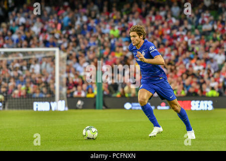 Dublin, Irlande. 1er août 2018. Marcos Alonso de Chelsea s'exécute avec la balle au cours de l'Arsenal Chelsea v Coupe des Champions internationaux dans Aviva Stadium. Crédit : Ben Ryan/SOPA Images/ZUMA/Alamy Fil Live News Banque D'Images