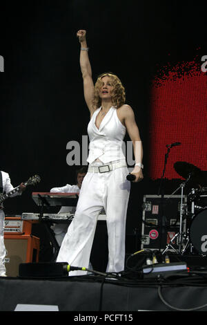 Londres, Royaume-Uni. 07 juillet, 2005. (Afp) - La chanteuse pop Madonna effectue pendant le concert Live 8 à Hyde Park à Londres, Royaume-Uni, 02 juillet 2005. Neuf concerts Live 8 ont eu lieu simultanément dans les villes du monde entier, y compris Paris, Berlin, Rome et Philadelphie. L'événement avait pour but d'attirer l'attention sur la pauvreté dans le monde avant la réunion du G8 en Ecosse. Utilisation dans le monde entier | Credit : dpa/Alamy Live News Banque D'Images