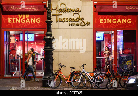 Berlin, Allemagne. 31 juillet, 2018. L'entrée du musée de cire de Madame Tussauds, photographiés de nuit. Credit : Jens Kalaene Zentralbild-/dpa/dpa/Alamy Live News Banque D'Images