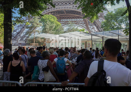 Paris, France. 2 août 2018 - Paris, France : les touristes en dehors de la file d'attente l'entrée de la Tour Eiffel après une union pour Tour Eiffel employés a appelé à une grève. Tour Eiffel les travailleurs se plaignent qu'ils ont à faire face à de longs retards et des touristes en colère en raison d'un nouveau mur de sécurité mis en place autour de la célèbre monument. Credit : Idealink Photography/Alamy Live News Banque D'Images