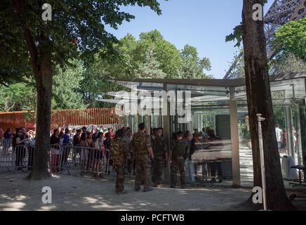 Paris, France. 2 août 2018 - Paris, France : les touristes en dehors de la file d'attente l'entrée de la Tour Eiffel après une union pour Tour Eiffel employés a appelé à une grève. Tour Eiffel les travailleurs se plaignent qu'ils ont à faire face à de longs retards et des touristes en colère en raison d'un nouveau mur de sécurité mis en place autour de la célèbre monument. Credit : Idealink Photography/Alamy Live News Banque D'Images