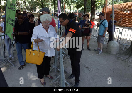 Paris, France. 2 août 2018 - Paris, France : les touristes en dehors de la file d'attente l'entrée de la Tour Eiffel après une union pour Tour Eiffel employés a appelé à une grève. Tour Eiffel les travailleurs se plaignent qu'ils ont à faire face à de longs retards et des touristes en colère en raison d'un nouveau mur de sécurité mis en place autour de la célèbre monument. Credit : Idealink Photography/Alamy Live News Banque D'Images