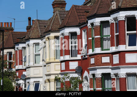Londres. UK 2 Aug 2018 - vue générale de la terrasse en Londres. La Banque d'Angleterre a relevé les taux d'intérêt pour la deuxième fois seulement en 10 ans. Le Comité de politique monétaire (MPC) augmente le taux de 0,5  % à 0,75  %. Modifications au taux bancaire aura une incidence sur des dizaines de millions de comptes d'épargne, les prêts et les hypothèques. Credit : Dinendra Haria/Alamy Live News Banque D'Images