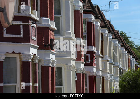 Londres. UK 2 Aug 2018 - vue générale de la terrasse en Londres. La Banque d'Angleterre a relevé les taux d'intérêt pour la deuxième fois seulement en 10 ans. Le Comité de politique monétaire (MPC) augmente le taux de 0,5  % à 0,75  %. Modifications au taux bancaire aura une incidence sur des dizaines de millions de comptes d'épargne, les prêts et les hypothèques. Credit : Dinendra Haria/Alamy Live News Banque D'Images
