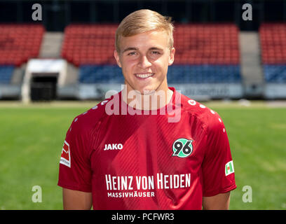 Bundesliga allemande, photocall officiel Hannover 96 pour la saison 2018/19, à Hanovre, Allemagne : Timo Huebers ; Photo : Peter Steffen/dpa | conditions dans le monde entier Banque D'Images