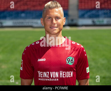 Bundesliga allemande, photocall officiel Hannover 96 pour la saison 2018/19, à Hanovre, Allemagne : Matthias Ostrzolek ; Photo : Peter Steffen/dpa | conditions dans le monde entier Banque D'Images