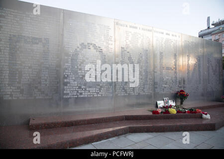 Moscou, Russie. 1er août 2018. Fleurs près de la Maison centrale des journalistes dans la mémoire de trois journalistes russes tués en République centrafricaine (RCA), à partir de la droite : journaliste Orkhan Dzhemal, Kirill Radchenko, caméraman et producteur Alexander Rastorguyev. Credit : Victor/Vytolskiy Alamy Live News Banque D'Images