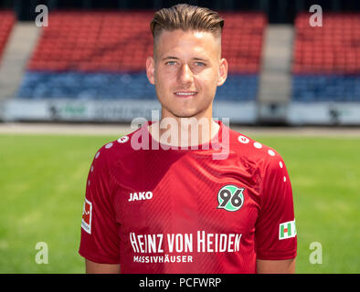 Bundesliga allemande, photocall officiel Hannover 96 pour la saison 2018/19, à Hanovre, Allemagne : Waldemar Anton ; Photo : Peter Steffen/dpa | conditions dans le monde entier Banque D'Images