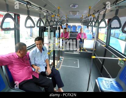 Hanoi, Vietnam. 1er août 2018. Les gens s'assoient sur un bus fonctionnant au gaz naturel, à Hanoi, au Vietnam, le 1 août 2018. Capitale du Vietnam Hanoi le mercredi a lancé trois itinéraires des autobus qui utilisent le gaz naturel comprimé (GNC) pour la première fois. Source : Xinhua/VNA/Alamy Live News Banque D'Images