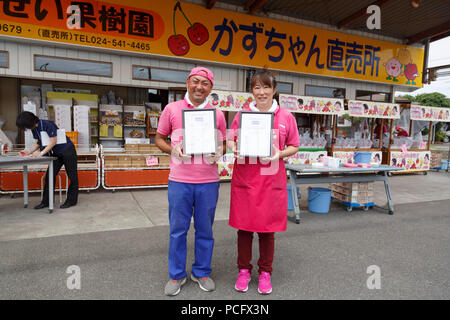 Seiichi Sato (L) Président de Marusei Fruit Farm, aux côtés de son épouse, montrent l'JGAP (Japon) et bonnes pratiques agricoles (GAP) les certificats de bonnes pratiques agricoles de leur fruit farm Marusei Ferme de fruits au cours de la ''1000km relais à Tokyo 2018'' l'événement de promotion de Fukushima le 2 août 2018, au Japon. L'événement annuel organisé par la municipalité de Tokyo, Tokyo et Tokyo Sports Association Athletic Association met en valeur les efforts de rétablissement dans la région de Tohoku touchées par le grand séisme de l'Est du Japon 2011. Le relais de 15 jours à partir de la préfecture d'Aomori à Tokyo est divisée en courts 1-2 Banque D'Images