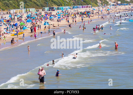 Bournemouth, Dorset, UK. 2 août 2018. Météo France : foules affluent à la mer pour profiter du beau temps à plages de Bournemouth. Credit : Carolyn Jenkins/Alamy Live News Banque D'Images