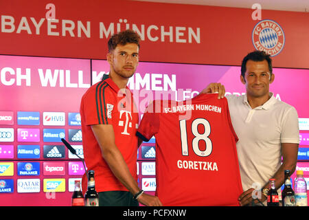 Munich, Allemagne. 09Th Aug 2018. Leon GORETZKA (FC Bayern Munich) et Hasan SALIHAMIDZIC (Directeur sportif du FC Bayern Munich) présentent leur jersey avec le nombre 18. Leon Présentation GORETZKA (FC Bayern Munich), Conférence de presse, le football 1. Saison 2018/2019, Bundesliga, sur 02.08.2018 à Munich. Utilisation dans le monde entier | Credit : dpa/Alamy Live News Banque D'Images