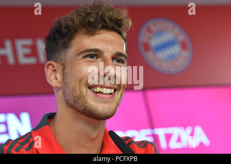 Munich, Allemagne. 09Th Aug 2018. Leon GORETZKA (FC Bayern Munich), rires, rires, laughsd, optimiste, joyeuse, simple image, seule coupe motif, portrait, portrait, portrait. Leon Présentation GORETZKA (FC Bayern Munich), Conférence de presse, le football 1. Saison 2018/2019, Bundesliga, le 02.08.2018 dans Prague. Utilisation dans le monde entier | Credit : dpa/Alamy Live News Banque D'Images