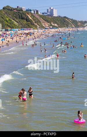 Bournemouth, Dorset, UK. 2 août 2018. Météo France : foules affluent à la mer pour profiter du beau temps à plages de Bournemouth. Credit : Carolyn Jenkins/Alamy Live News Banque D'Images