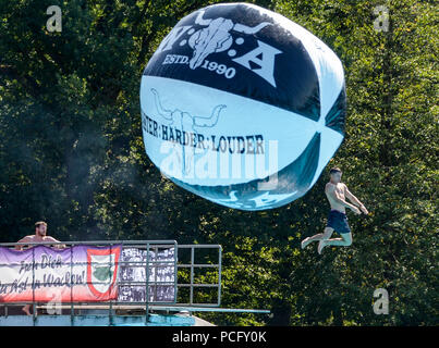 02 août 2018, Wacken, Allemagne : Les Visiteurs du Wacken Open Air de s'amuser dans la piscine et sauter dans l'eau. Selon les organisateurs, le plus grand festival de heavy metal commence avec 75 000 visiteurs. Photo : Axel Heimken/dpa Banque D'Images