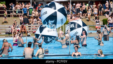 02 août 2018, Wacken, Allemagne : Les Visiteurs du Wacken Open Air de s'amuser dans la piscine. Selon les organisateurs, le plus grand festival de heavy metal commence avec 75 000 visiteurs. Photo : Axel Heimken/dpa Banque D'Images