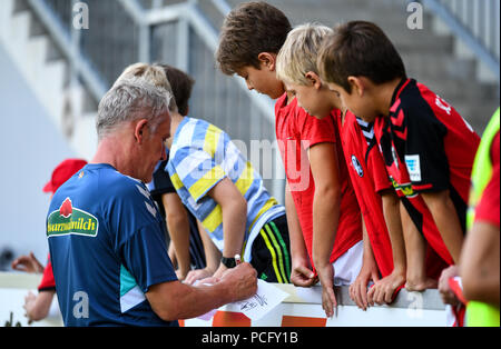 Freiburg, Allemagne. 09Th Aug 2018. Coach Christian de SC Freiburg, signe des autographes après la séance de formation. Crédit : Patrick Seeger/dpa/Alamy Live News Banque D'Images