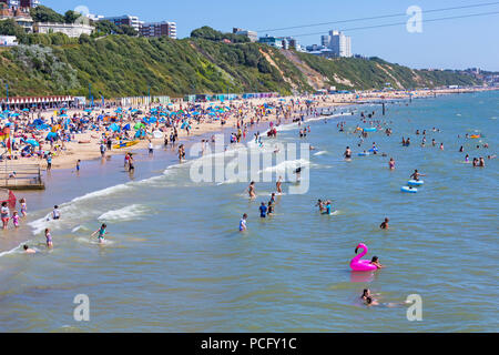 Bournemouth, Dorset, UK. 2 août 2018. Météo France : foules affluent à la mer pour profiter du beau temps à plages de Bournemouth. Credit : Carolyn Jenkins/Alamy Live News Banque D'Images