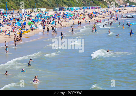 Bournemouth, Dorset, UK. 2 août 2018. Météo France : foules affluent à la mer pour profiter du beau temps à plages de Bournemouth. Credit : Carolyn Jenkins/Alamy Live News Banque D'Images