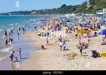 Bournemouth, Dorset, UK. 2 août 2018. Météo France : foules affluent à la mer pour profiter du beau temps à plages de Bournemouth. Credit : Carolyn Jenkins/Alamy Live News Banque D'Images