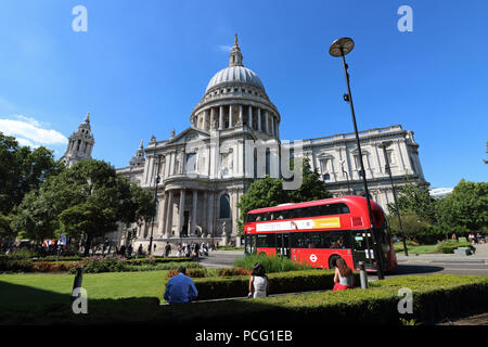 Londres en Angleterre. 2 août 2018. Une magnifique journée ensoleillée à la cathédrale Saint-Paul à Londres. Credit : Julia Gavin/Alamy Live News Banque D'Images