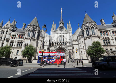 Strand Londres Angleterre. 2 août 2018. Une fabuleuse journée pour prendre un tour sur un tour en bus touristique, en passant la Royal Courts of Justice sur le Strand à Londres. Credit : Julia Gavin/Alamy Live News Banque D'Images