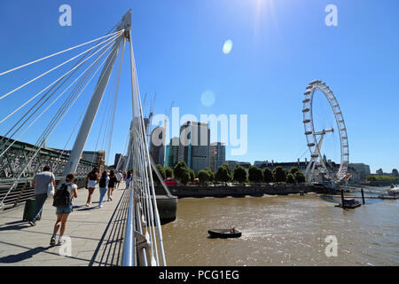 Southbank London en Angleterre. 2 août 2018. Hungerford bridge crossing sur une magnifique journée ensoleillée le long de la Tamise à la rive sud. Credit : Julia Gavin/Alamy Live News Banque D'Images