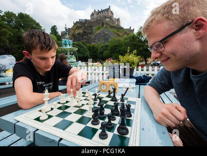 Edinburgh, Ecosse, Royaume-Uni. 2 Août, 2108. Les échecs en cafe dans les jardins de Princes Street au pied du Château d'Édimbourg. James Hartman(L) et Andrew McHarg jouer aux échecs sur des tables prévues pour le public et les clubs d'échecs local. Ils se réunissent tous les jeudi et dimanche en été. Credit : Iain Masterton/Alamy Live News Banque D'Images