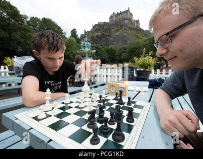 Edinburgh, Ecosse, Royaume-Uni. 2 Août, 2108. Les échecs en cafe dans les jardins de Princes Street au pied du Château d'Édimbourg. James Hartman(L) et Andrew McHarg jouer aux échecs sur des tables prévues pour le public et les clubs d'échecs local. Ils se réunissent tous les jeudi et dimanche en été. Credit : Iain Masterton/Alamy Live News Banque D'Images