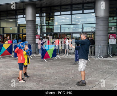 Glasgow, Ecosse, Royaume-Uni. 07 août, 2018. Deux jeunes garçons ayant leurs photos prises portant des 'grandes mains' à la Sir Chris Hoy (Vélodrome Unis Arena) dans le domaine de Dalmarnock Glasgow avant la première randonnée à vélo événements de la Glasgow 2018, une compétition multi-sports. La plupart des sports sera organisé en Ecosse, avec le Vélodrome hébergeant les événements de cyclisme sur piste. Credit : Elizabeth Leyde/Alamy Live News Banque D'Images