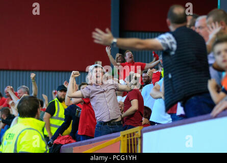 Turf Moor, Burnley, Royaume-Uni. 2 Août, 2018. L'UEFA Europa League, de qualification deuxième tour de qualification, deuxième manche, Burnley contre Aberdeen, Aberdeen fans célèbrent le but d'égalisation : Action Crédit Plus Sport/Alamy Live News Banque D'Images