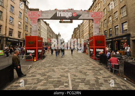 Edinburgh, Royaume-Uni. 2 Août, 2018. Les foules descendent sur Edinburgh's High Street t le début de la saison de Fringe Festival. Crédit : George Philip/Alamy Live News Banque D'Images