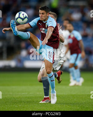 Burnley, Royaume-Uni. 2 août 2018. Ashley Westwood de Burnley au cours de l'UEFA Europa League Deuxième tour de qualification deuxième match de jambe entre Burnley et Aberdeen à Turf Moor le 2 août 2018 à Burnley, en Angleterre. Credit : PHC Images/Alamy Live News Banque D'Images