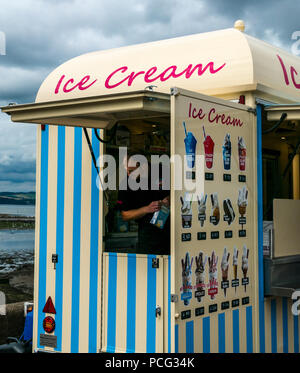 Cramond, Édimbourg, Écosse, Royaume-Uni, 2 août 2018. Fotheringham's ice cream caler sur une journée ensoleillée sur la côte dans le village Banque D'Images