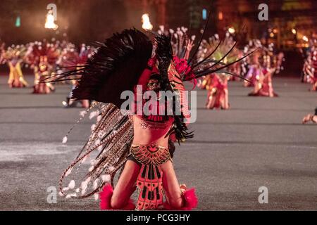 Edinburgh, Royaume-Uni. 2 août 2018. La distribution de la spectaculaire Royal Edinburgh Military Tattoo effectuer ensemble en grande tenue sur l'Esplanade du Château d'Édimbourg. Le tatouage a lieu du 3 août 2018 au 25 août 2018. Sur la photo : Banda Monumental de Mexico Crédit : Dyson riche/Alamy Live News Banque D'Images