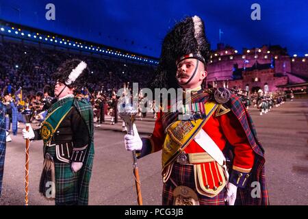 Edinburgh, Royaume-Uni. 2 août 2018. La distribution de la spectaculaire Royal Edinburgh Military Tattoo effectuer ensemble en grande tenue sur l'Esplanade du Château d'Édimbourg. Le tatouage a lieu du 3 août 2018 au 25 août 2018. Sur la photo : La masse Pipes & Drums Crédit : Dyson riche/Alamy Live News Banque D'Images