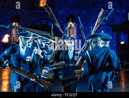 Edinburgh, Royaume-Uni. 2 août 2018. La distribution de la spectaculaire Royal Edinburgh Military Tattoo effectuer ensemble en grande tenue sur l'Esplanade du Château d'Édimbourg. Le tatouage a lieu du 3 août 2018 au 25 août 2018. Credit : Riche de Dyson/Alamy Live News Banque D'Images