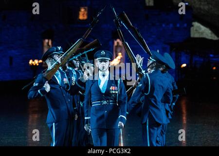 Edinburgh, Royaume-Uni. 2 août 2018. La distribution de la spectaculaire Royal Edinburgh Military Tattoo effectuer ensemble en grande tenue sur l'Esplanade du Château d'Édimbourg. Le tatouage a lieu du 3 août 2018 au 25 août 2018. Credit : Riche de Dyson/Alamy Live News Banque D'Images