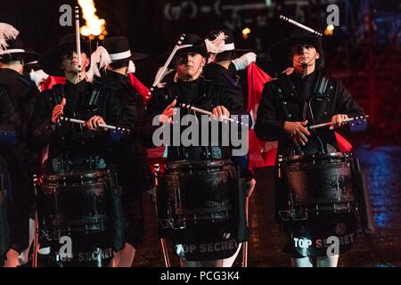 Edinburgh, Royaume-Uni. 2 août 2018. La distribution de la spectaculaire Royal Edinburgh Military Tattoo effectuer ensemble en grande tenue sur l'Esplanade du Château d'Édimbourg. Le tatouage a lieu du 3 août 2018 au 25 août 2018. Credit : Riche de Dyson/Alamy Live News Banque D'Images