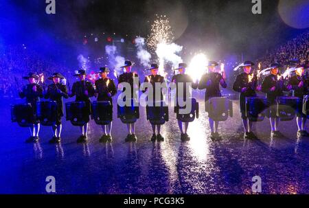 Edinburgh, Royaume-Uni. 2 août 2018. La distribution de la spectaculaire Royal Edinburgh Military Tattoo effectuer ensemble en grande tenue sur l'Esplanade du Château d'Édimbourg. Le tatouage a lieu du 3 août 2018 au 25 août 2018. Credit : Riche de Dyson/Alamy Live News Banque D'Images