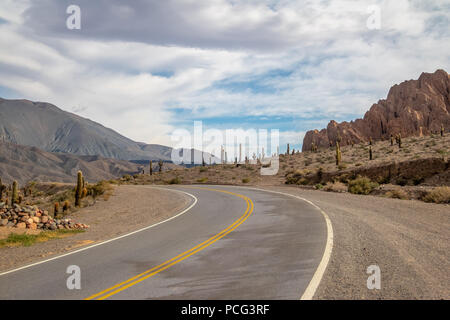 Quebrada del Toro Montagnes et Railroad dans le nord de Salta - Puna Quebrada del Toro, Salta, Argentine Banque D'Images