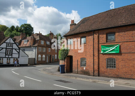 Bridge Square à Farnham, Surrey, Royaume-Uni, avec l'un, les malteries victorien restauré usine a utilisé comme un art et de divertissement Banque D'Images