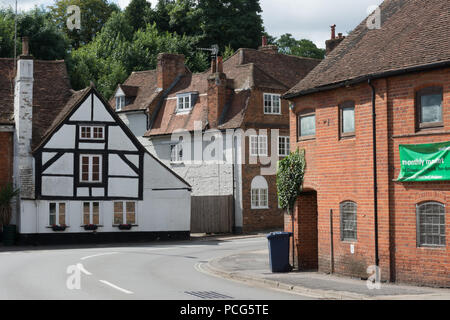 Bridge Square, Farnham, Surrey, Royaume-Uni, avec la William Cobbett pub et le Maltings, victorien restauré les bâtiments d'usine utilisé pour présenter des spectacles Banque D'Images