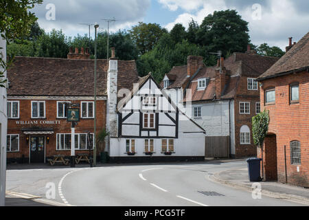 Bridge Square, Farnham, Surrey, Royaume-Uni, avec la William Cobbett pub et le Maltings, victorien restauré les bâtiments d'usine utilisé pour présenter des spectacles Banque D'Images