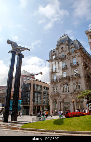 Le port de Vigo, Galice, Espagne avec la sculpture Sireno par Francisco Leiro Banque D'Images