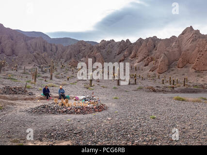 Vendeur d'artisanat dans une route de la Quebrada del Toro, dans le nord de Salta - Puna Quebrada del Toro, Salta, Argentine Banque D'Images