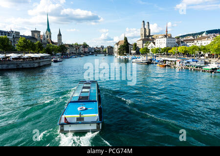 La vieille ville de Zurich, Suisse, en bateau sur la rivière Limmat en été Banque D'Images